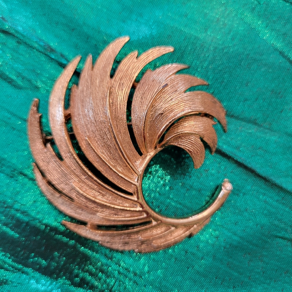 Vintage Lisner Gold-tone Swirled Leaf Grass Feather Brooch ~ MCM ~ Pretty!